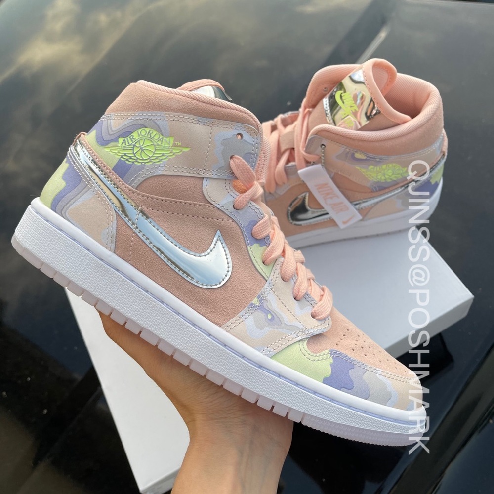 Air Jordan 1 Mid Women's - Picture 1 of 6